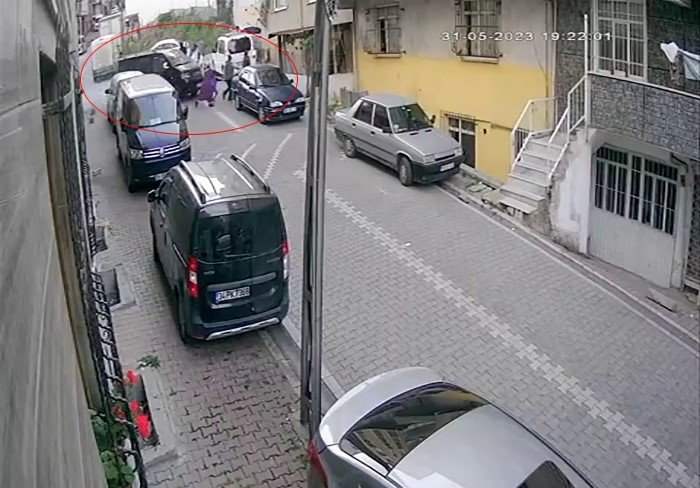 İstanbul’da sokağa girmeye çalışan araç 1’i çocuk 3 kişiyi altına alarak ezdi: O anlar kamerada