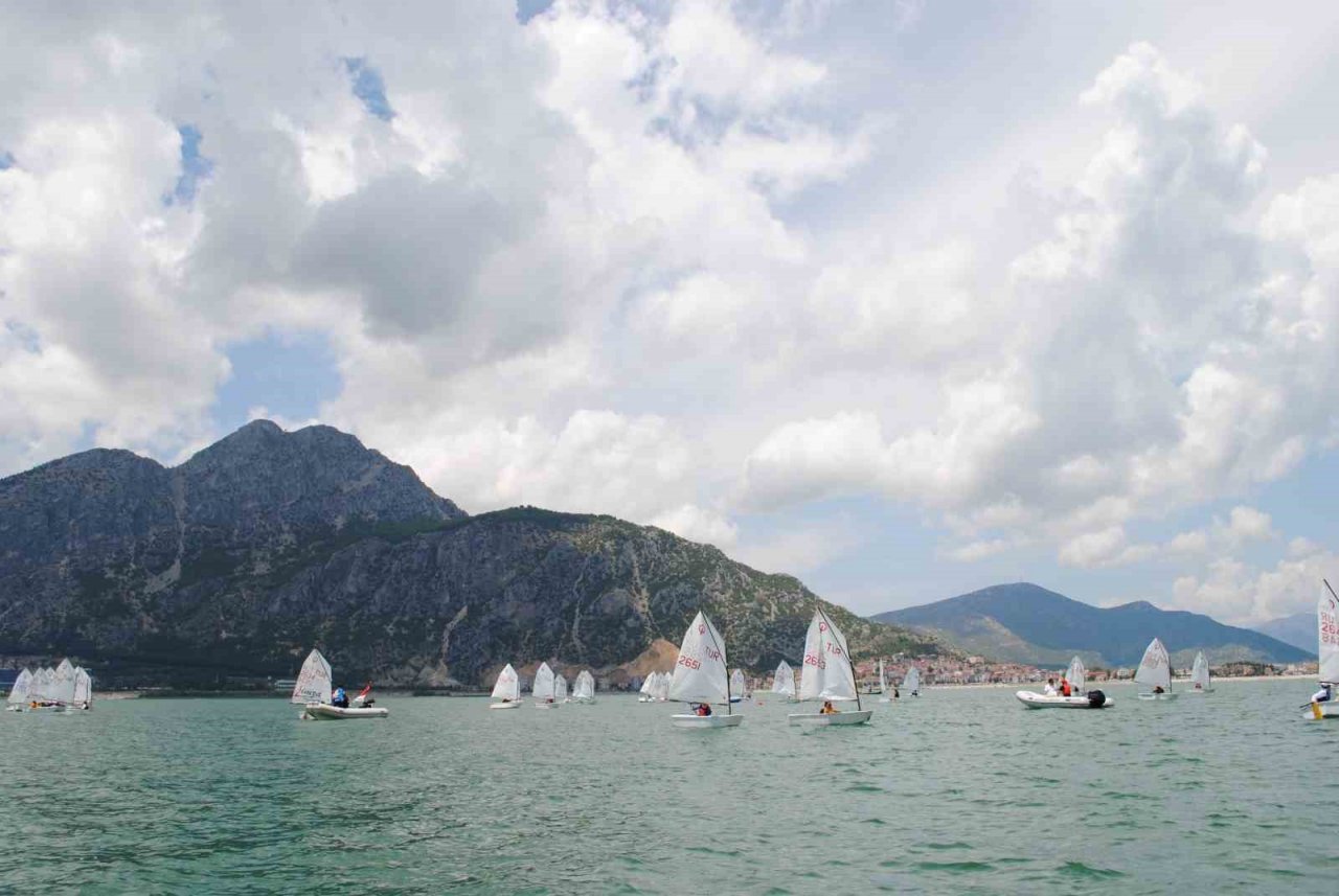 Yelkenler Eğirdir Gölünü süsledi