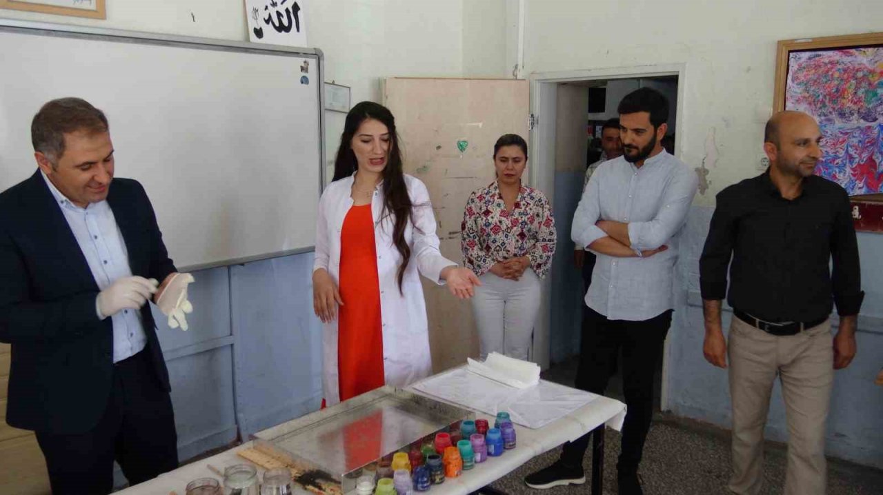 Batman’da atık malzemeler öğrenciler ve hocalarının elinde hayat buldu