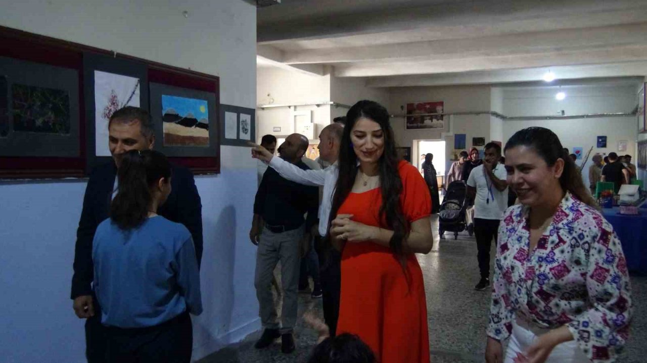 Batman’da atık malzemeler öğrenciler ve hocalarının elinde hayat buldu