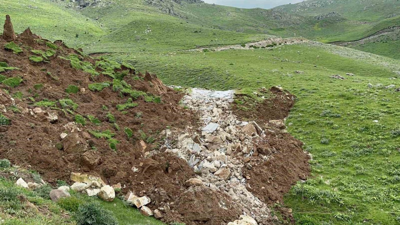Heyelana bağlı yayla yolu çöktü