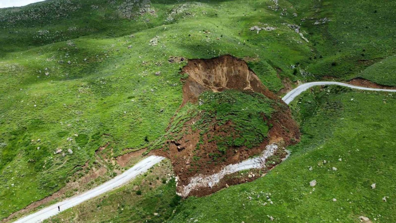 Heyelana bağlı yayla yolu çöktü