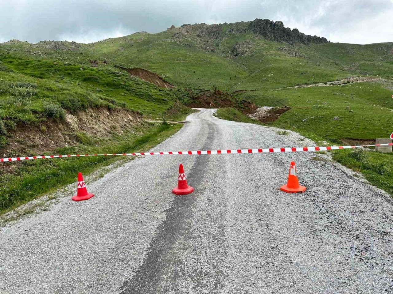 Heyelana bağlı yayla yolu çöktü