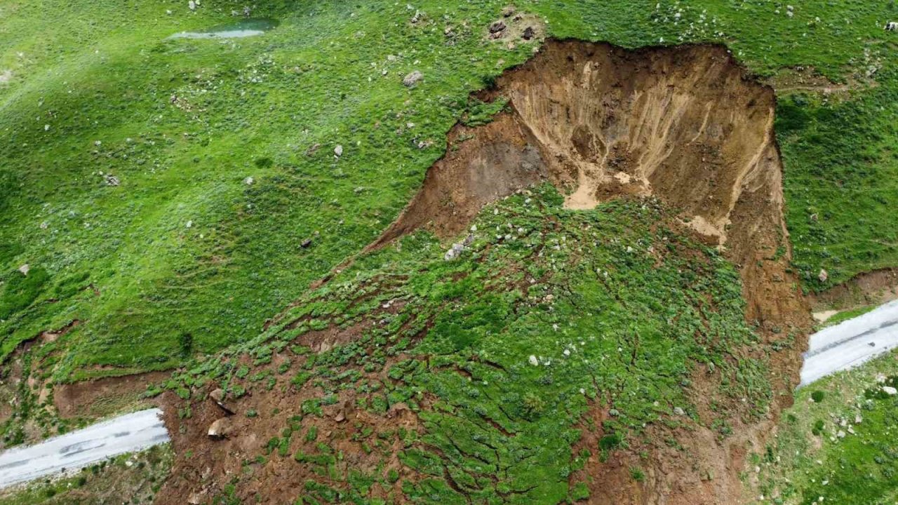 Heyelana bağlı yayla yolu çöktü