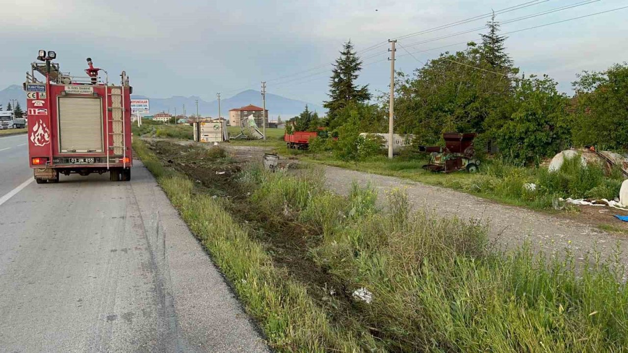 Reklam tabelasına çarparak devrilen sakatat yüklü tırın sürücüsü yaralandı