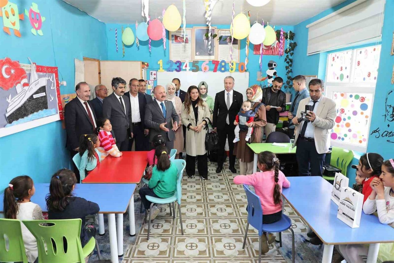 Ağrı Valisi Varol, öğrencilerle birlikte tohum ekimi gerçekleştirdi