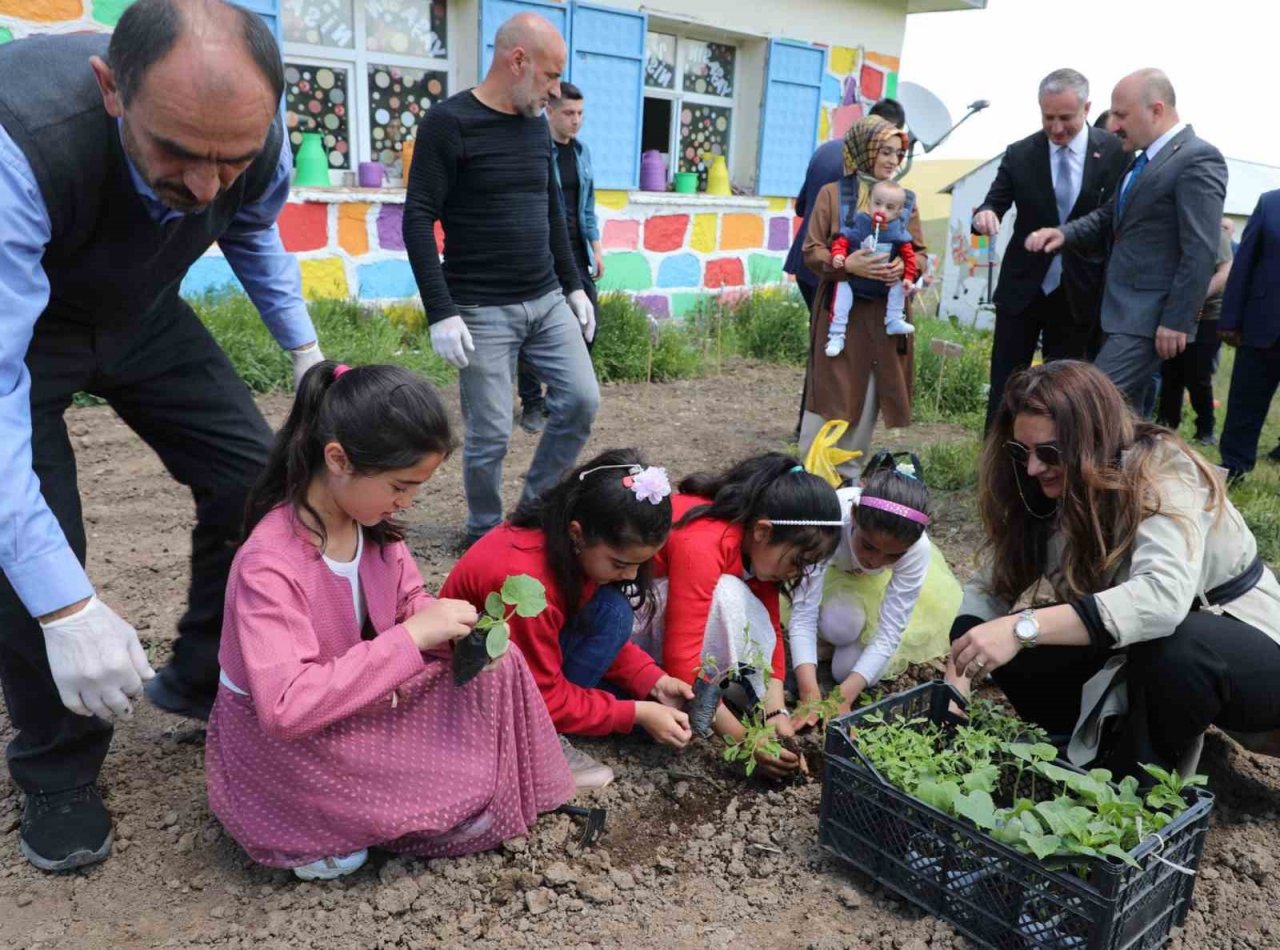 Ağrı Valisi Varol, öğrencilerle birlikte tohum ekimi gerçekleştirdi