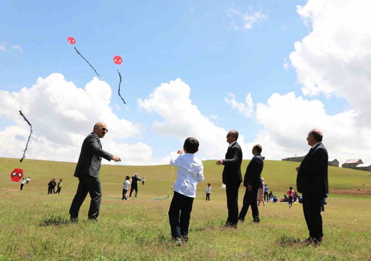 Ağrı Valisi Varol, öğrencilerle birlikte tohum ekimi gerçekleştirdi