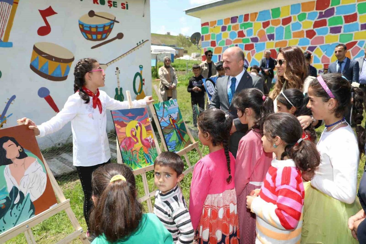 Ağrı Valisi Varol, öğrencilerle birlikte tohum ekimi gerçekleştirdi