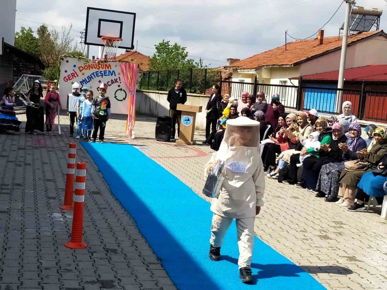 Altıntaş’ta "Geri Dönüşüm Muhteşem Olacak" isimli defile
