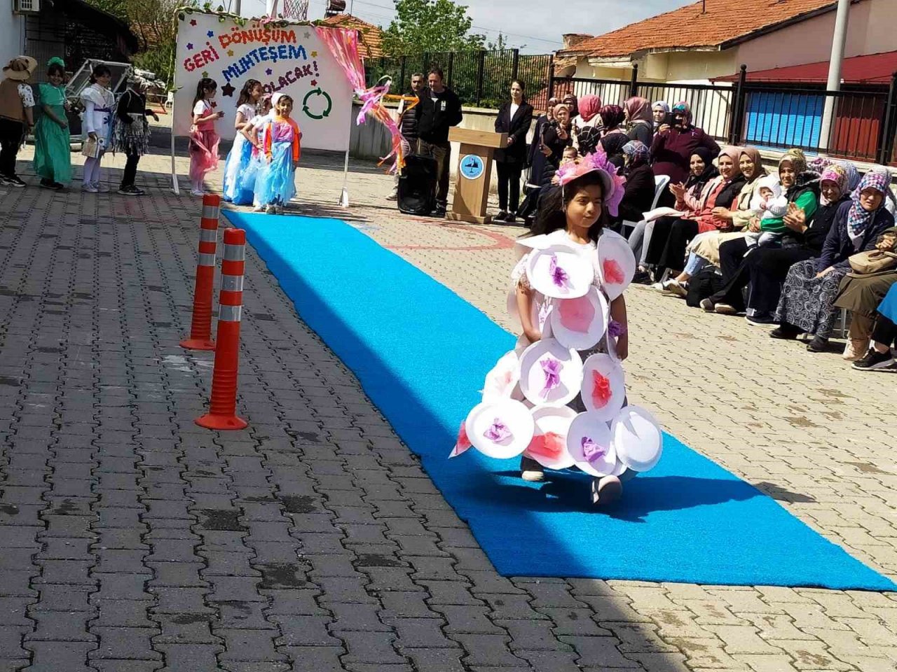 Altıntaş’ta "Geri Dönüşüm Muhteşem Olacak" isimli defile