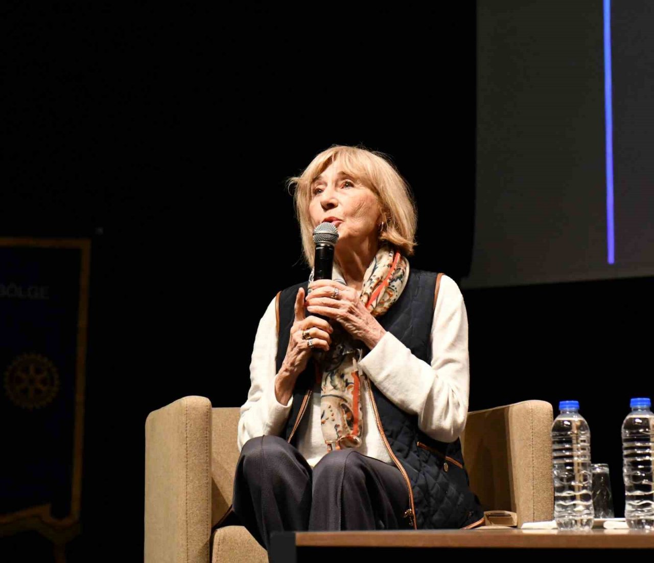 Ayşe Kulin, edebiyatseverlerle buluştu