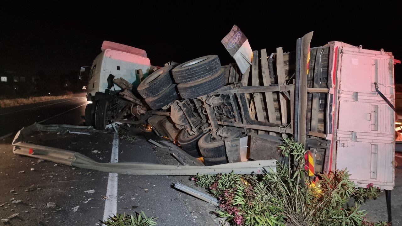 Tomruk yüklü kamyon bariyerlere girdi: 1 ölü