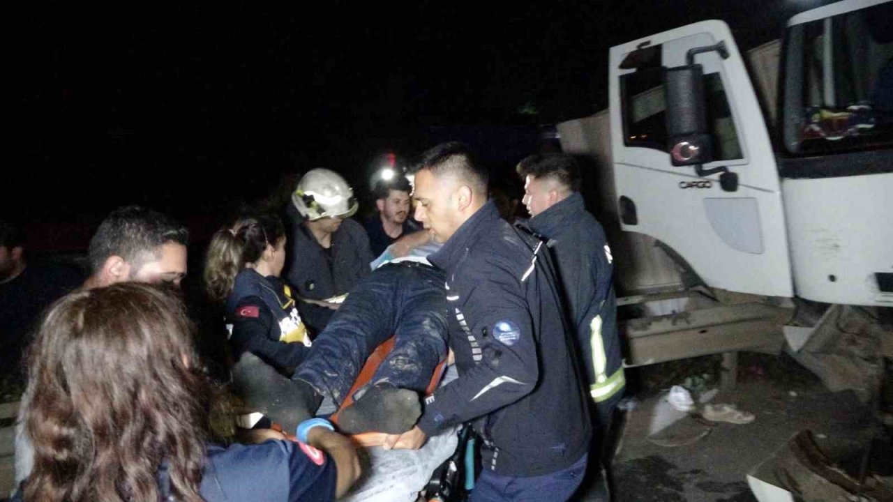 Tomruk yüklü kamyon bariyerlere girdi: 1 ölü