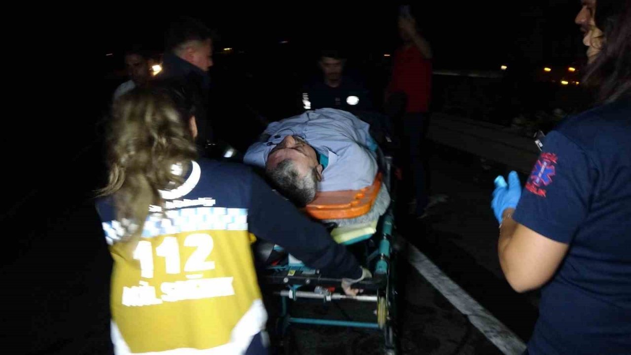 Tomruk yüklü kamyon bariyerlere girdi: 1 ölü