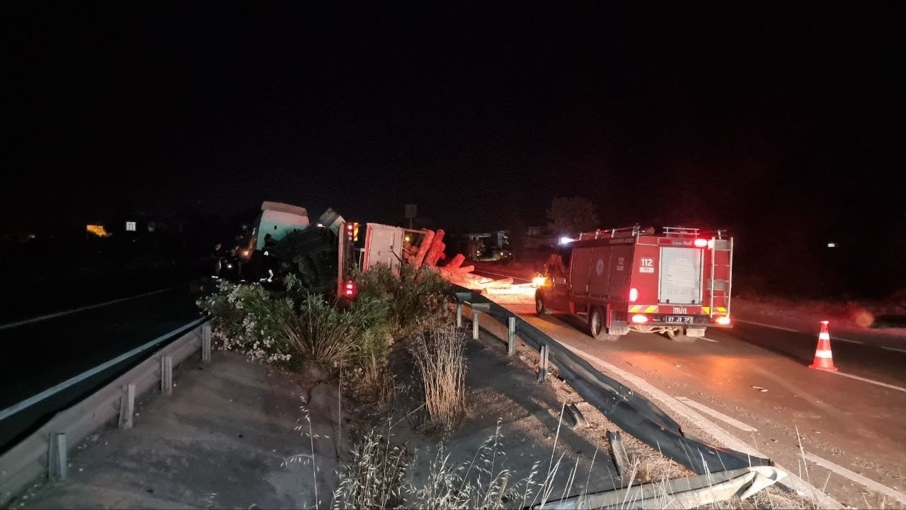 Tomruk yüklü kamyon bariyerlere girdi: 1 ölü