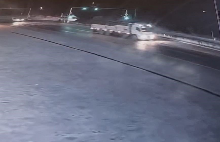 Tomruk yüklü kamyon bariyerlere girdi: 1 ölü