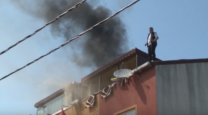 Arnavutköy’de yangında ilginç anlar: Genç kızı kurtardı, sigara yakıp itfaiyeyi bekledi