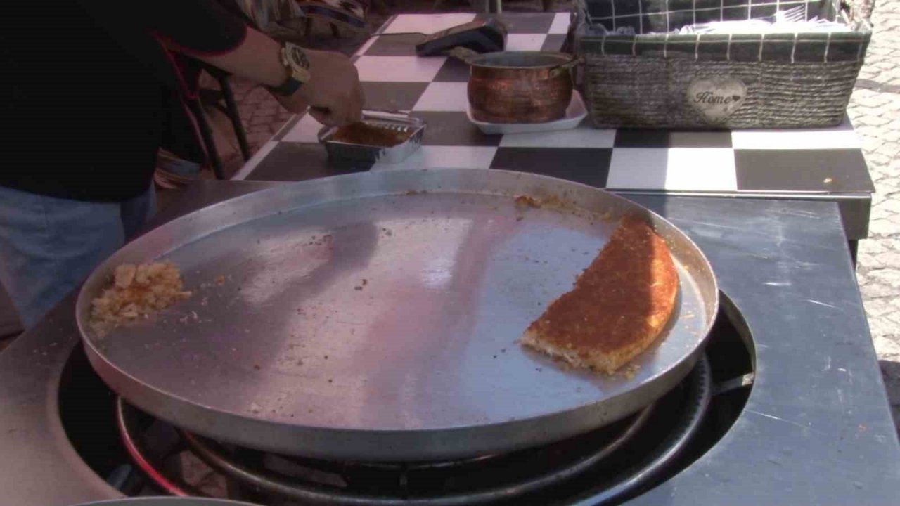 Ataşehir’de künefe yeme yarışmasını Taylandlı depremzede kazandı