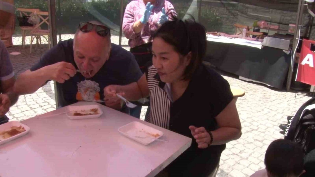 Ataşehir’de künefe yeme yarışmasını Taylandlı depremzede kazandı