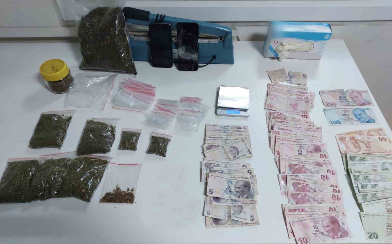 Yakalanacaklarını anlayınca uyuşturucu camdan aşağı attılar