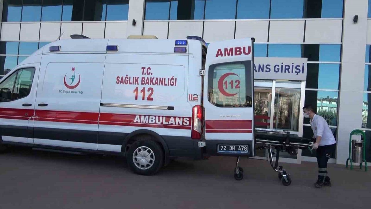 Otomobil ile çarpışan kamyonet kaldırıma çıktı: O anlar güvenlik kamerasına yansıdı