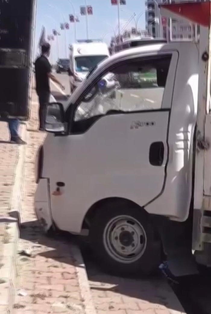 Otomobil ile çarpışan kamyonet kaldırıma çıktı: O anlar güvenlik kamerasına yansıdı