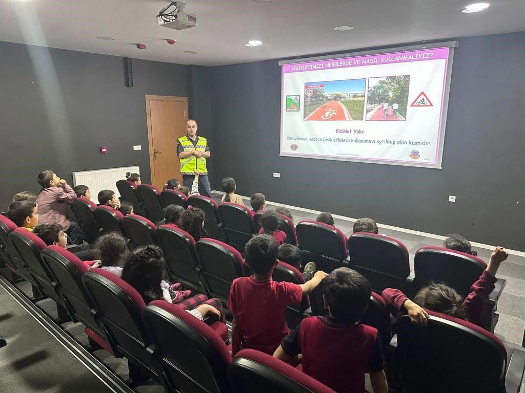 Jandarmadan öğrencilere uygulamalı trafik eğitimi
