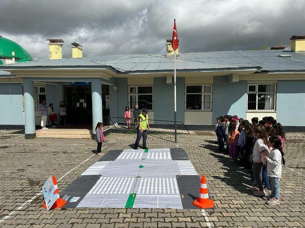 Jandarmadan öğrencilere uygulamalı trafik eğitimi