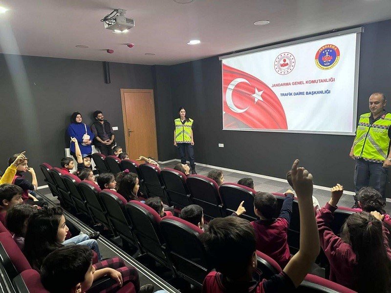 Jandarmadan öğrencilere uygulamalı trafik eğitimi