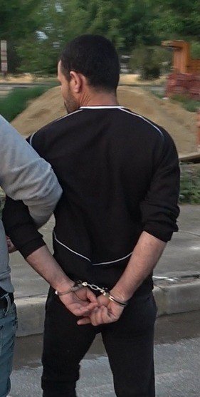 Çimento indirirken tartıştığı arkadaşını 3 yerinden bıçakladı