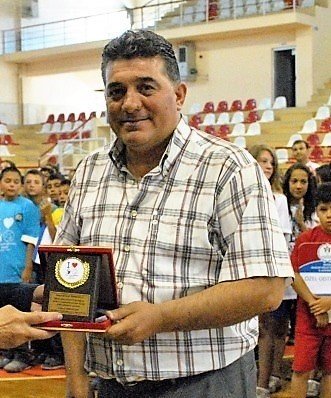 Minik eller bu kez yüzlerce çocuğu spora kazandıran öğretmen için sahaya çıkacak