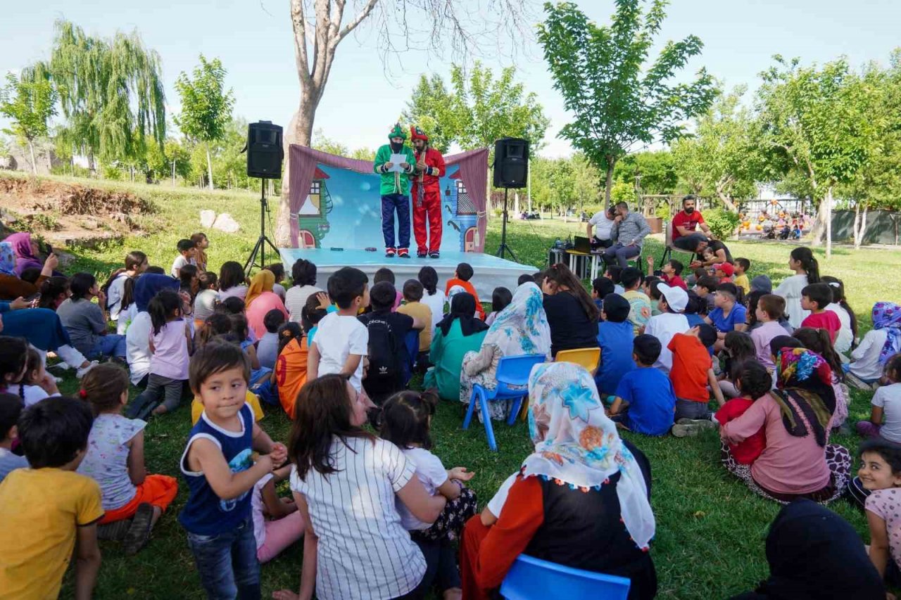 Minikler Hacivat-Karagöz gösterisi ile eğlendi