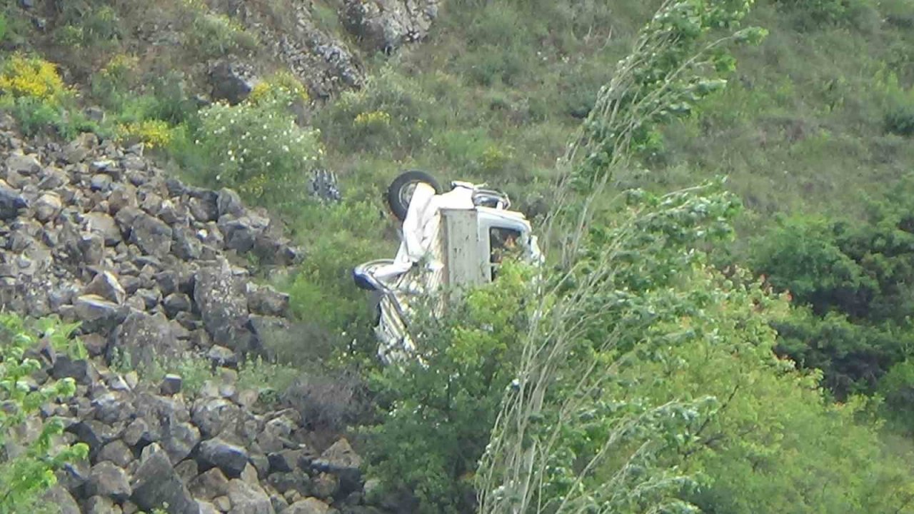 Direksiyon hakimiyeti kaybedilen kamyonet şarampole uçtu