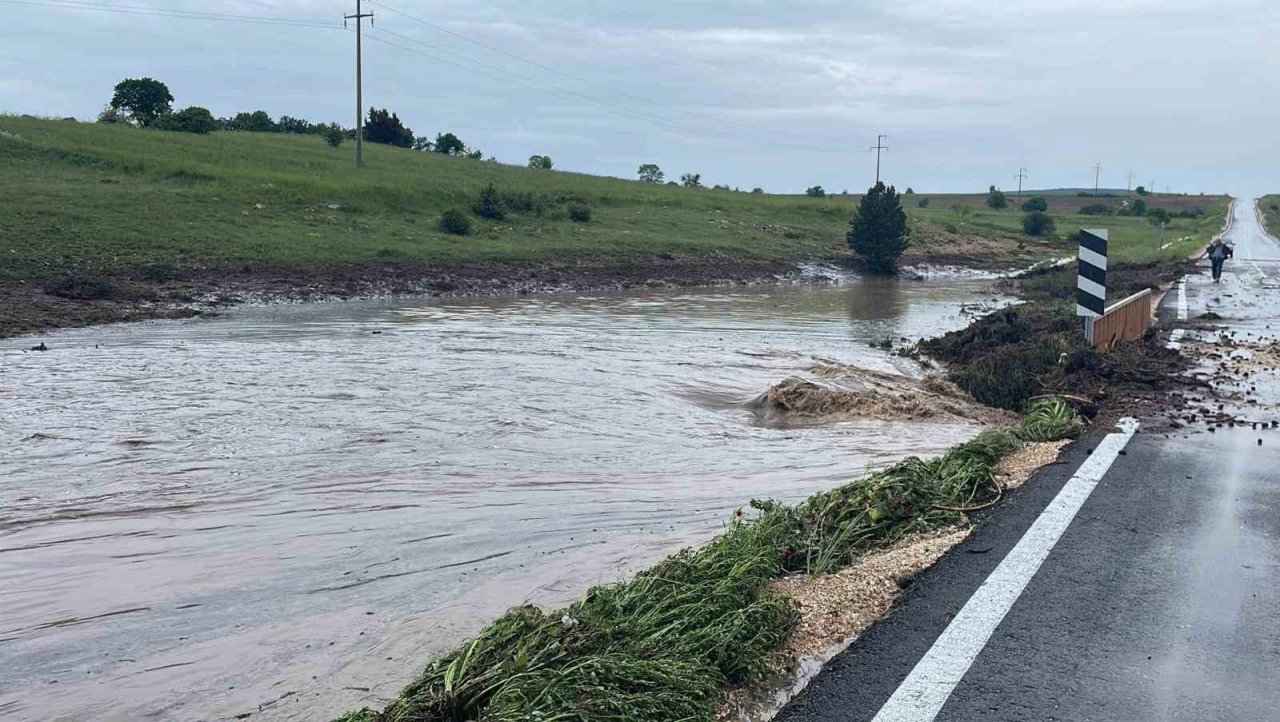 Eskişehir’de yıllardır akmayan dere sağanakla taştı, karayolu balçıkla kaplandı