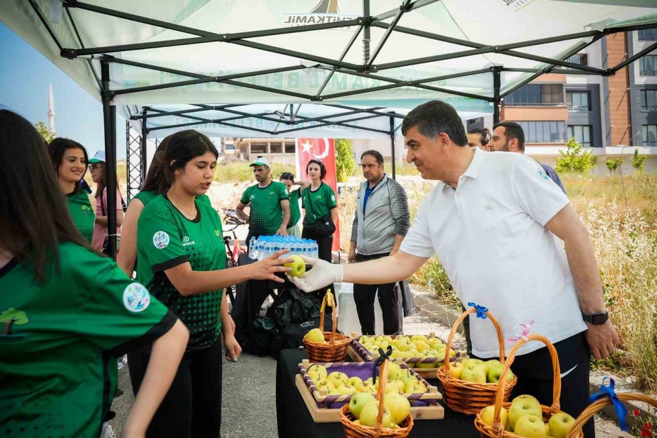 Fadıloğlu, gençlerle birlikte pedal çevirdi