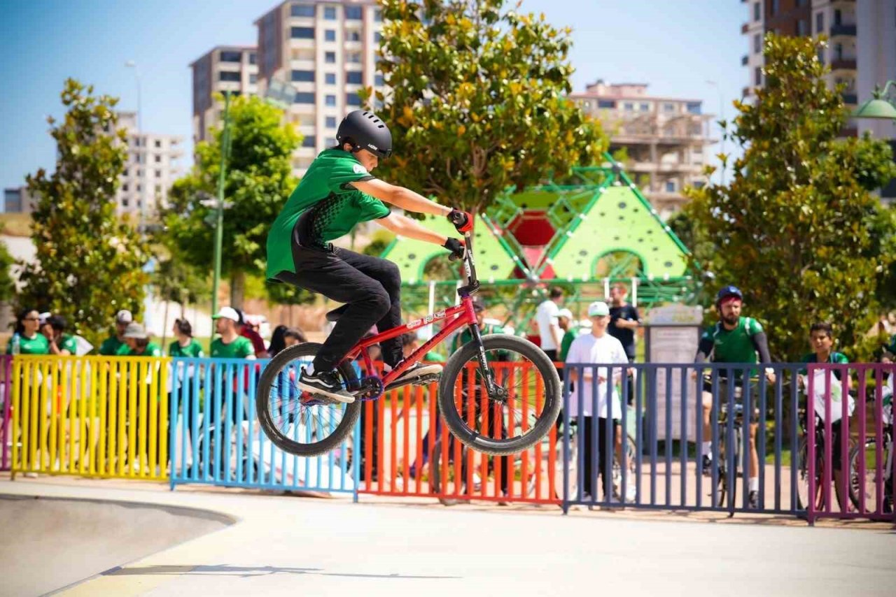 Fadıloğlu, gençlerle birlikte pedal çevirdi