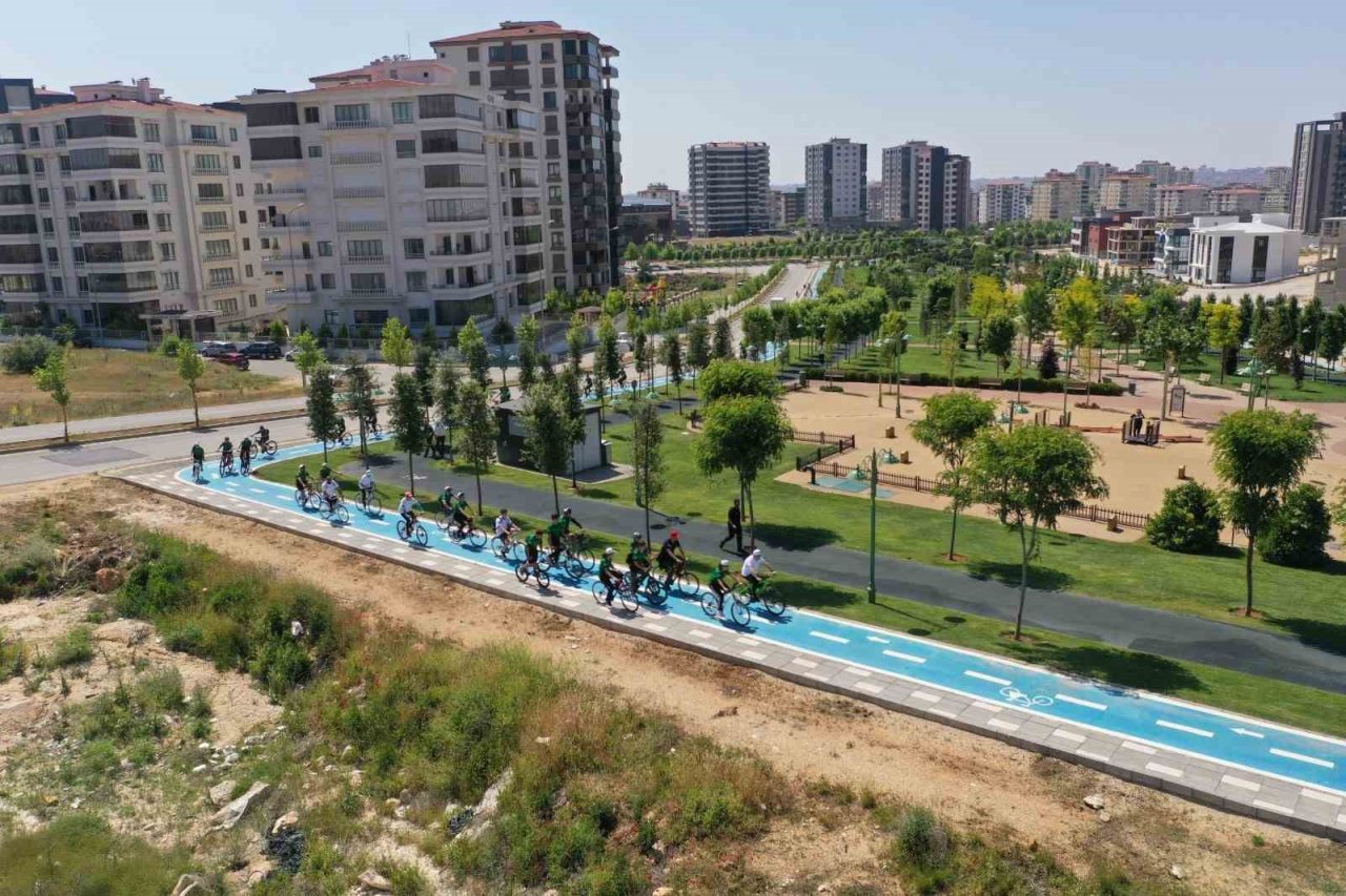 Fadıloğlu, gençlerle birlikte pedal çevirdi