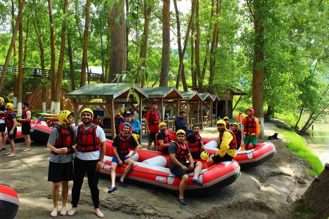 Masa tenisi için geldiler rafting yaptılar