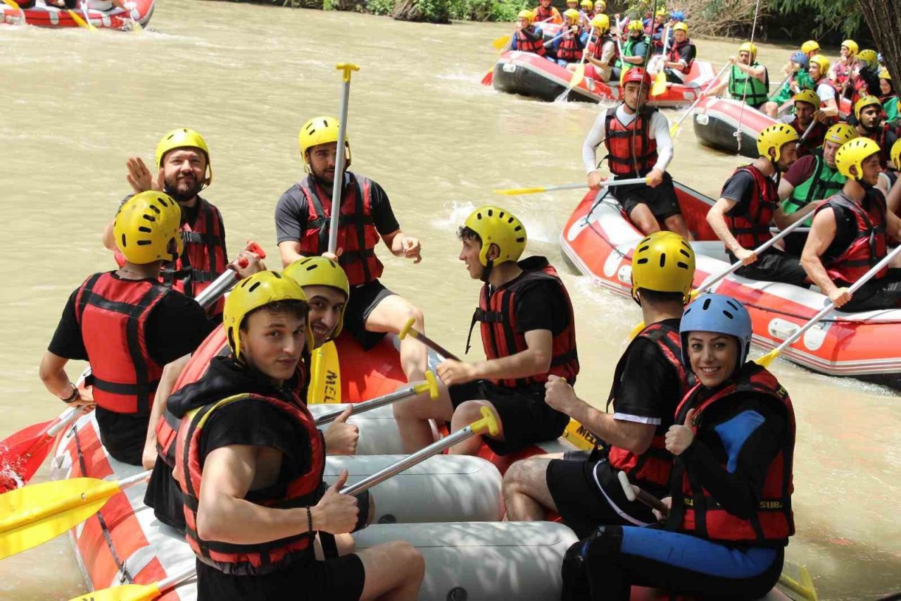 Masa tenisi için geldiler rafting yaptılar