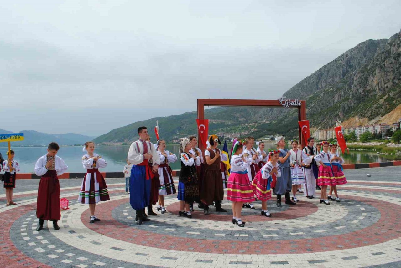 Moldova ve Ukrayna Halk oyunları ekibi Eğirdir’e renk kattı