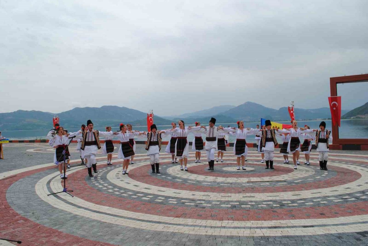 Moldova ve Ukrayna Halk oyunları ekibi Eğirdir’e renk kattı