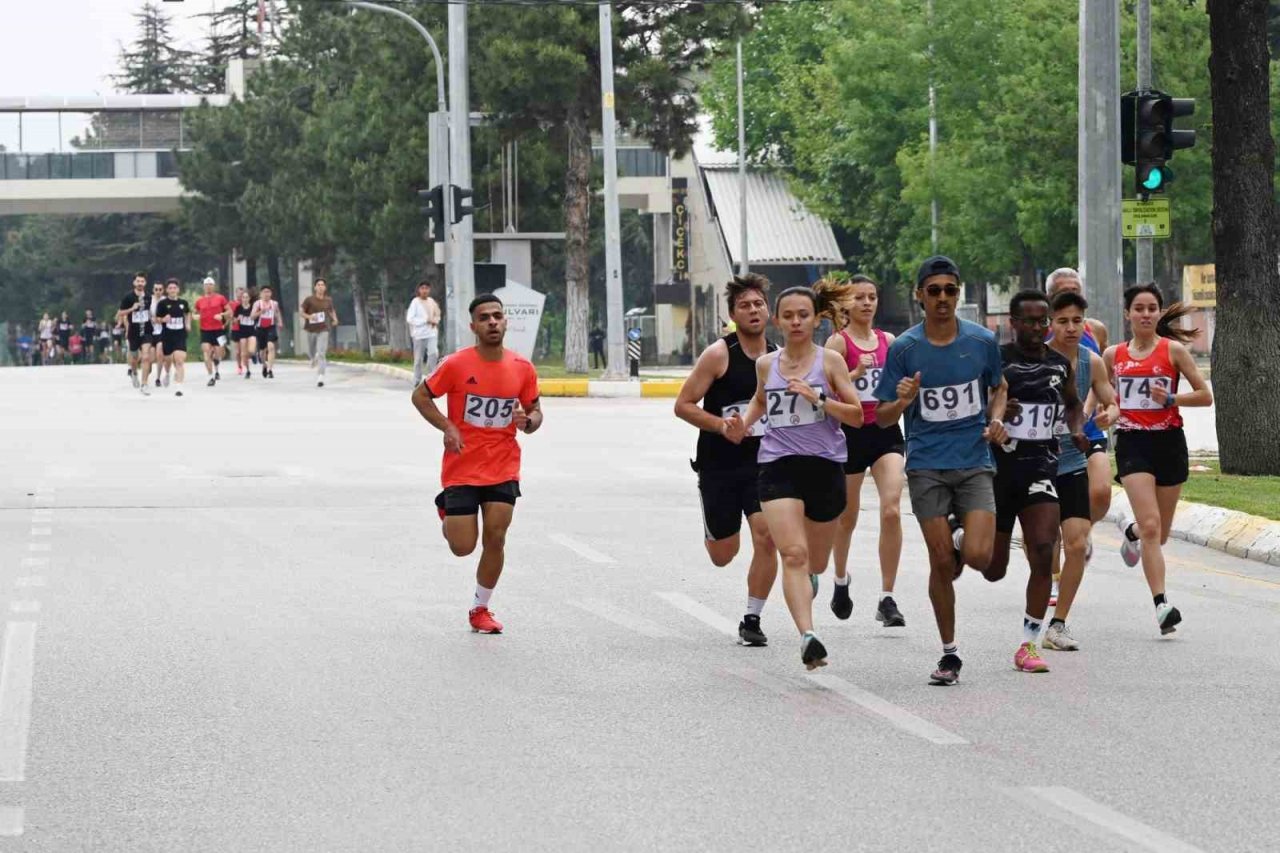5 kilometrelik Gül koşusunda kıyasıya mücadele