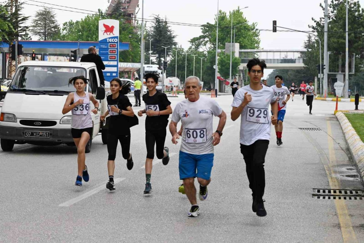 5 kilometrelik Gül koşusunda kıyasıya mücadele
