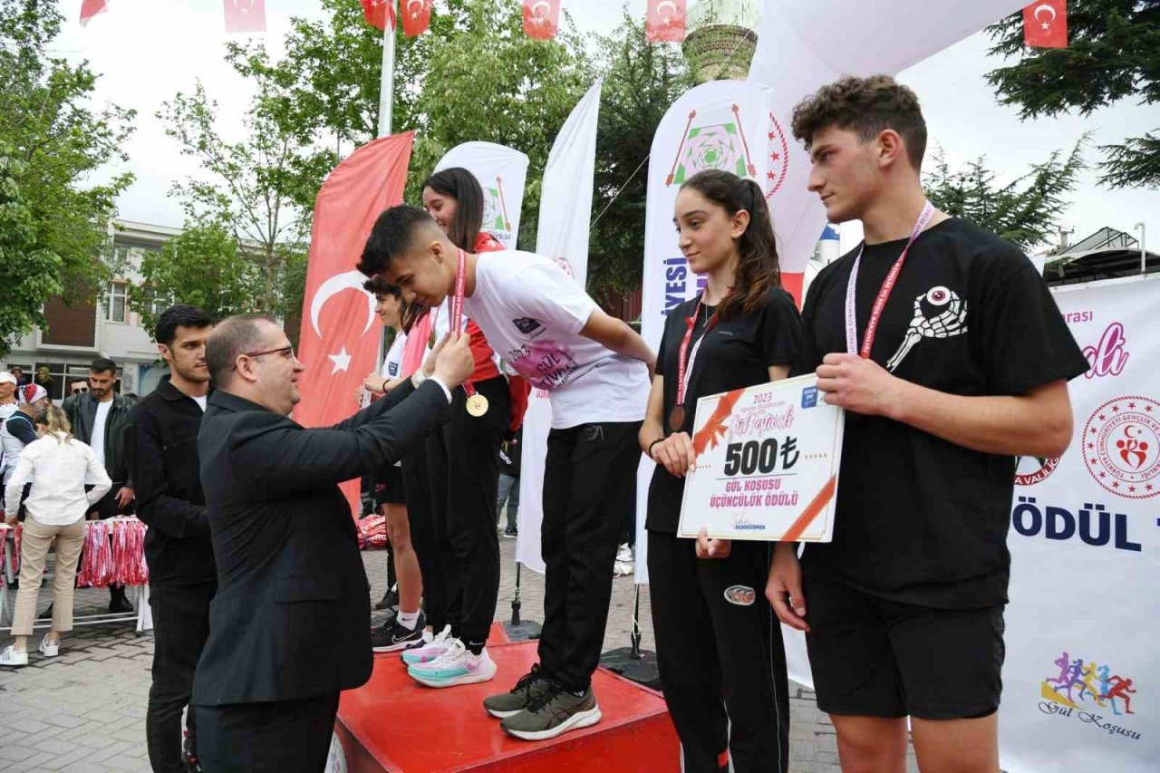 5 kilometrelik Gül koşusunda kıyasıya mücadele