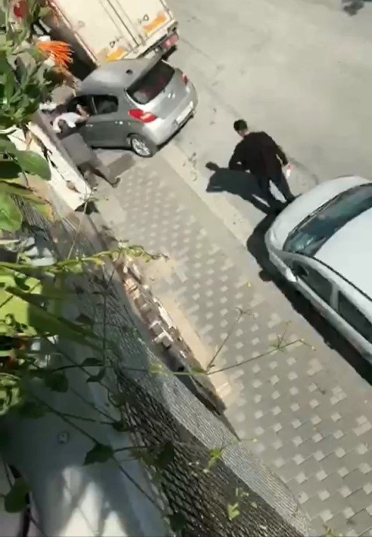 İstanbul’da "yoldan çekil" kavgası kamerada: Aracını tartıştığı kişinin üzerine sürdü