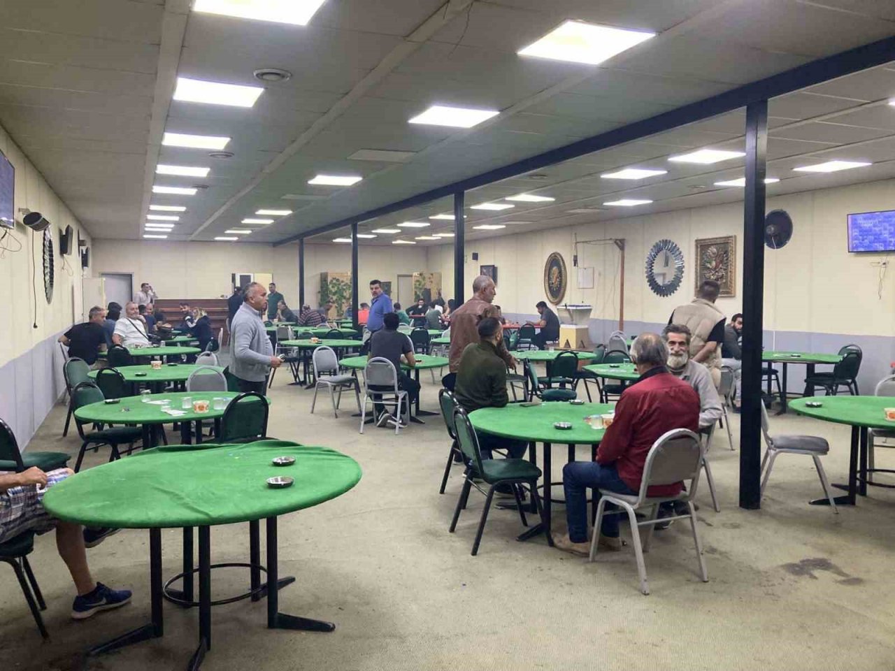 Kumarbazlar jandarmayı karşılarında görünce ne yapacağını şaşırdı