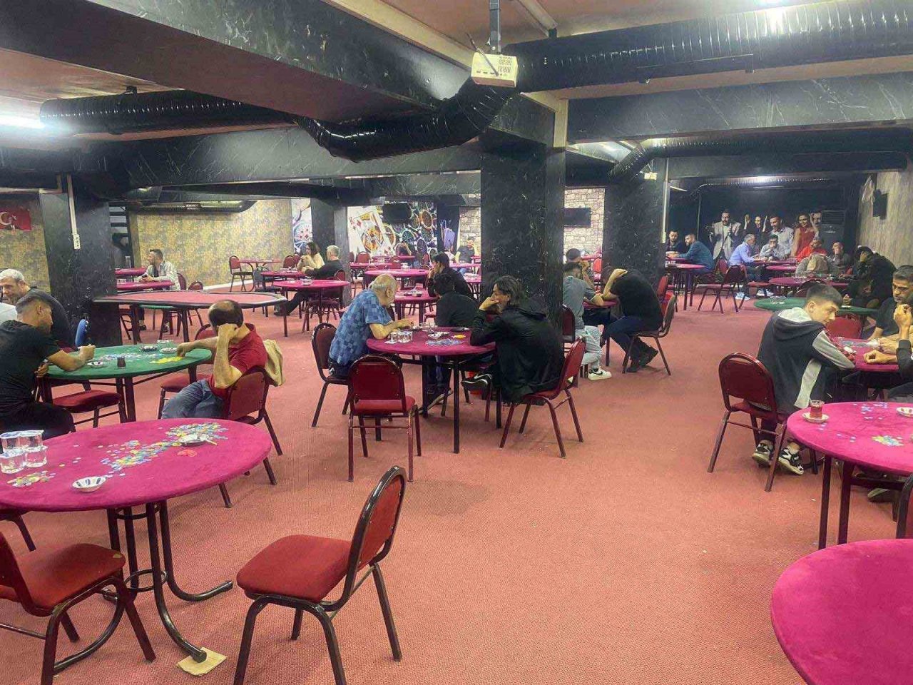 Kumarbazlar jandarmayı karşılarında görünce ne yapacağını şaşırdı