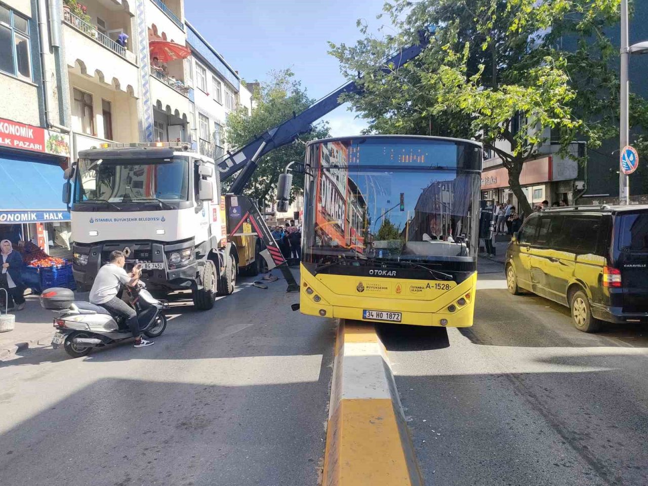 Fren yerine gaza basan İETT otobüsü şoförü refüje çıktı: Faciadan dönüldü
