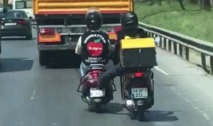 Küçükçekmece’de tehlikeli yolculuk kamerada: Benzini biten motosikleti ayağıyla itti